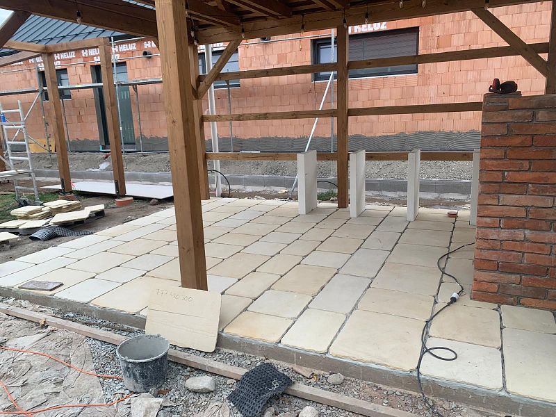 Realizace venkovní kamenné kuchyně s krbem a troubou v Krnově