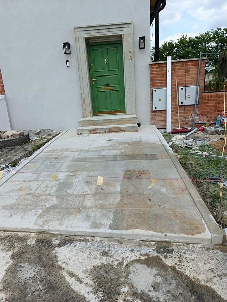 Pokládka kamenných dlažeb a kamenných šlapáků