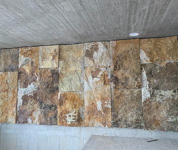 Instalace megalitických obkladů z pískovce na stěnách moderní budovy v lokalitě Praha – Zdiby