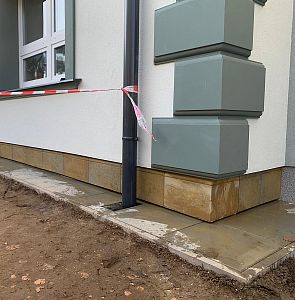 Kamenný obklad soklu budovy Základní školy Valdice