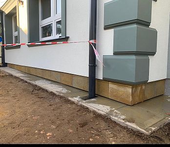 Kamenný obklad soklu budovy Základní školy Valdice