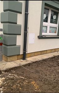 Kamenný obklad soklu budovy Základní školy Valdice