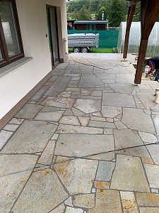 Realizace anglické pískovcové dlažby kolem domu, bazénu a pod dřevěnou pergolou v Lanžově