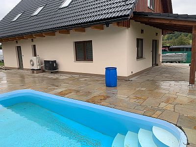 Realizace anglické pískovcové dlažby kolem domu, bazénu a pod dřevěnou pergolou v Lanžově