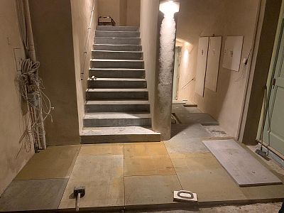 Realizace kamenné dlažby, kamenného schodiště a kamenných futer v Praze na Malé Straně