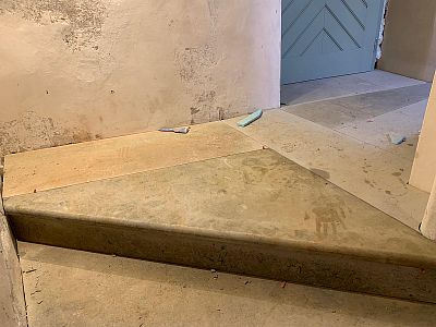 Realizace kamenné dlažby, kamenného schodiště a kamenných futer v Praze na Malé Straně