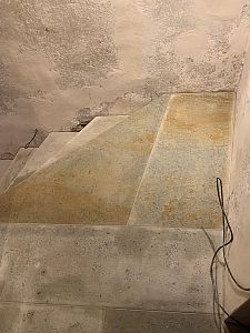 Realizace kamenné dlažby, kamenného schodiště a kamenných futer v Praze na Malé Straně