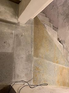 Realizace kamenné dlažby, kamenného schodiště a kamenných futer v Praze na Malé Straně