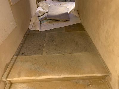 Realizace kamenné dlažby, kamenného schodiště a kamenných futer v Praze na Malé Straně