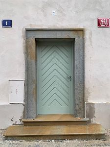 Realizace kamenné dlažby, kamenného schodiště a kamenných futer v Praze na Malé Straně