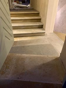 Realizace kamenné dlažby, kamenného schodiště a kamenných futer v Praze na Malé Straně