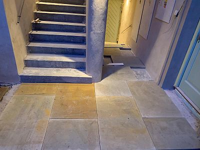 Realizace kamenné dlažby, kamenného schodiště a kamenných futer v Praze na Malé Straně