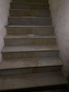 Realizace kamenné dlažby, kamenného schodiště a kamenných futer v Praze na Malé Straně