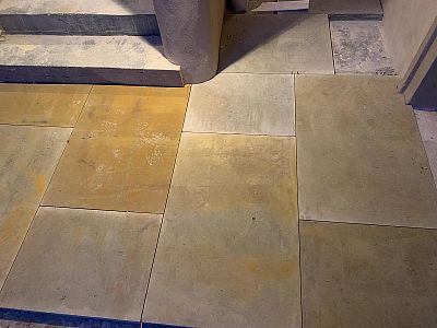 Realizace kamenné dlažby, kamenného schodiště a kamenných futer v Praze na Malé Straně