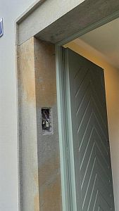 Realizace kamenné dlažby, kamenného schodiště a kamenných futer v Praze na Malé Straně