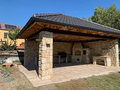 Realizace kamenné venkovní kuchyně s udírnou v zahradní pergole v obci Břehy u Přelouče