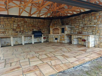 Realizace kamenné venkovní kuchyně s udírnou v zahradní pergole v obci Břehy u Přelouče