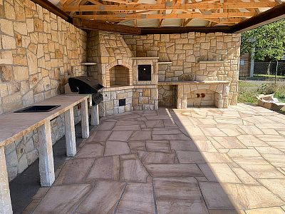 Realizace kamenné venkovní kuchyně s udírnou v zahradní pergole v obci Břehy u Přelouče