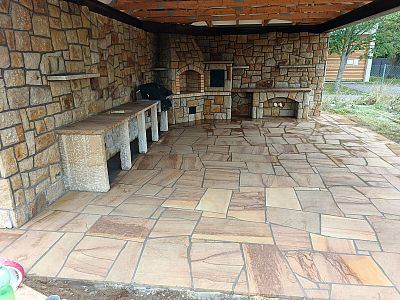 Realizace kamenné venkovní kuchyně s udírnou v zahradní pergole v obci Břehy u Přelouče