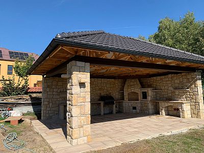 Realizace kamenné venkovní kuchyně s udírnou v zahradní pergole v obci Břehy u Přelouče