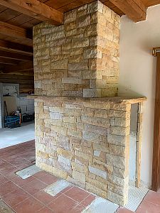 Realizace kamenného obložení krbové vložky v rodinném domě v Kohoutově