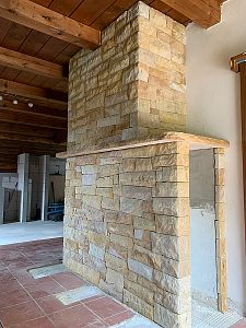 Realizace kamenného obložení krbové vložky v rodinném domě v Kohoutově