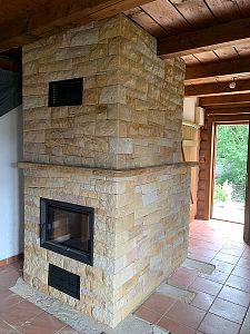 Realizace kamenného obložení krbové vložky v rodinném domě v Kohoutově