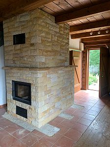 Realizace kamenného obložení krbové vložky v rodinném domě v Kohoutově