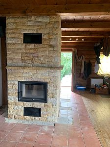 Realizace kamenného obložení krbové vložky v rodinném domě v Kohoutově