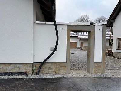 Realizace masivních kamenných futer pro vrata a branku na statku na Královéhradecku