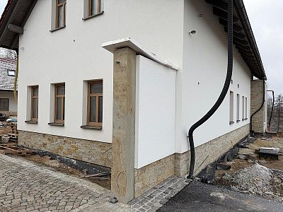 Realizace masivních kamenných futer pro vrata a branku na statku na Královéhradecku