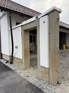 Realizace masivních kamenných futer pro vrata a branku na statku na Královéhradecku