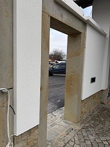Realizace masivních kamenných futer pro vrata a branku na statku na Královéhradecku