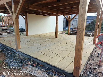 Realizace pásové pískovcové dlažby v rustikálním stylu pod dřevěnou zahradní pergolou v Kuněticích u Pardubic