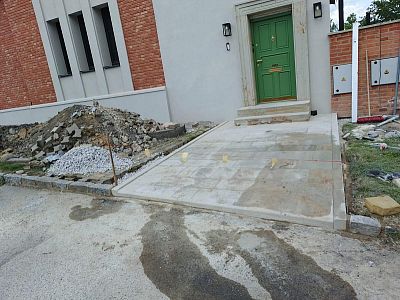 Realizace pískovcové dlažby, schodů z pískovcových kvádrů a kamenných futer v Kladně