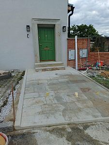 Realizace pískovcové dlažby, schodů z pískovcových kvádrů a kamenných futer v Kladně