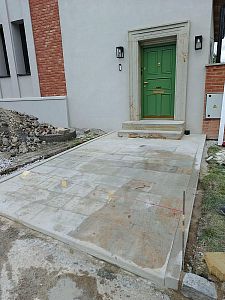 Realizace pískovcové dlažby, schodů z pískovcových kvádrů a kamenných futer v Kladně