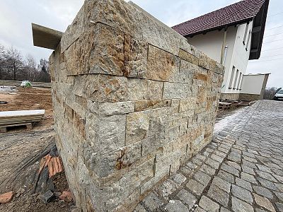 Realizace pískovcových obkladů budov, obložení soklu, zdí a bazénových zídek Královéhradecko