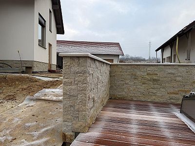 Realizace pískovcových obkladů budov, obložení soklu, zdí a bazénových zídek Královéhradecko