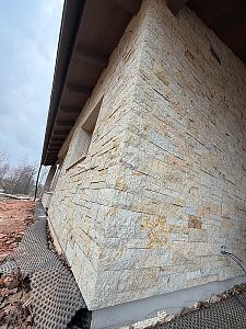 Realizace pískovcových obkladů budov, obložení soklu, zdí a bazénových zídek Královéhradecko