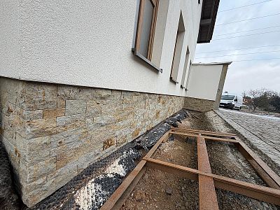 Realizace pískovcových obkladů budov, obložení soklu, zdí a bazénových zídek Královéhradecko
