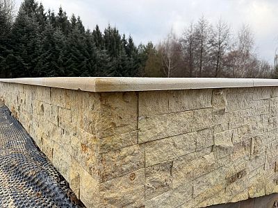 Realizace pískovcových obkladů budov, obložení soklu, zdí a bazénových zídek Královéhradecko