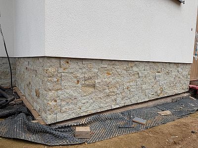 Realizace pískovcových obkladů budov, obložení soklu, zdí a bazénových zídek Královéhradecko