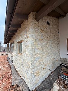 Realizace pískovcových obkladů budov, obložení soklu, zdí a bazénových zídek Královéhradecko