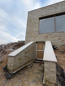 Realizace pískovcových obkladů budov, obložení soklu, zdí a bazénových zídek Královéhradecko