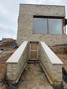 Realizace pískovcových obkladů budov, obložení soklu, zdí a bazénových zídek Královéhradecko