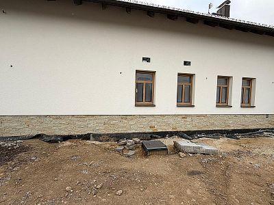 Realizace pískovcových obkladů budov, obložení soklu, zdí a bazénových zídek Královéhradecko