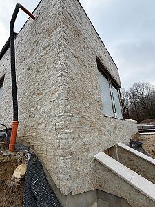 Realizace pískovcových obkladů budov, obložení soklu, zdí a bazénových zídek Královéhradecko