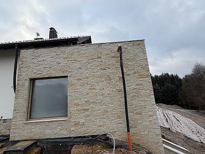 Realizace pískovcových obkladů budov, obložení soklu, zdí a bazénových zídek Královéhradecko