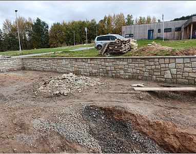 Realizace schodů a opěrných zdí z kamene v Letohradu